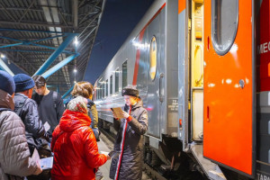 Отправили в первый рейс новый межрегиональный поезд №262/261 Самара – Пермь. Он связал прямым железнодорожным сообщением четыре города-миллионника и пять регионов.
