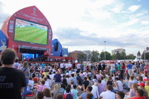 Множество самарцев смотрели в фан-зоне матч между сборными Англии и Швеции: ФОТО