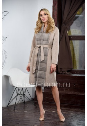Бежевое пальто с норкой