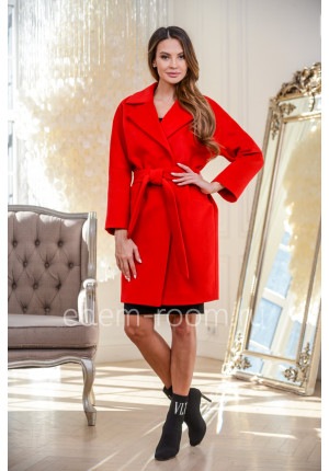Женское пальто с поясом красное